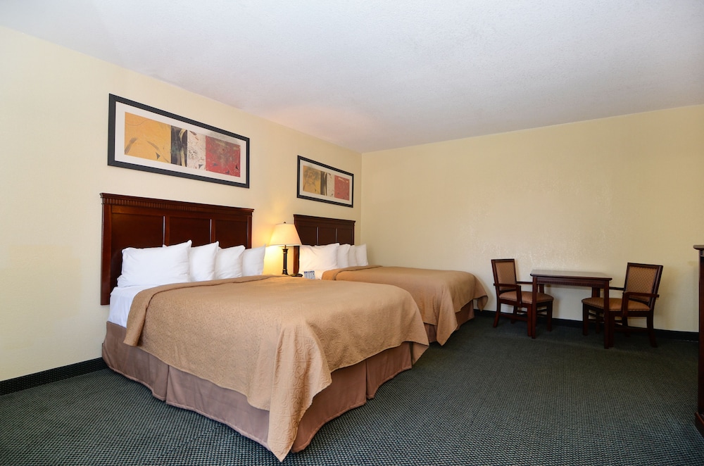 Two Queen Beds Non Smoking - Photo 7