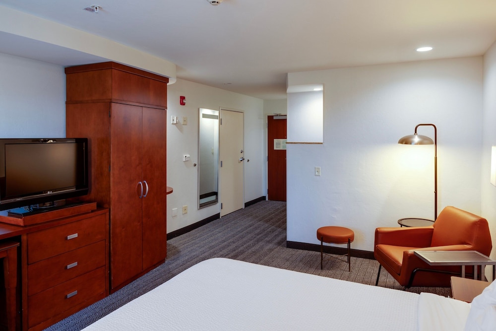 Deluxe Room, 1 King Bed with Sofa bed - Photo 1