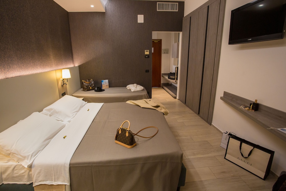 Standard Triple Room, Balcony, Sea View photo 2