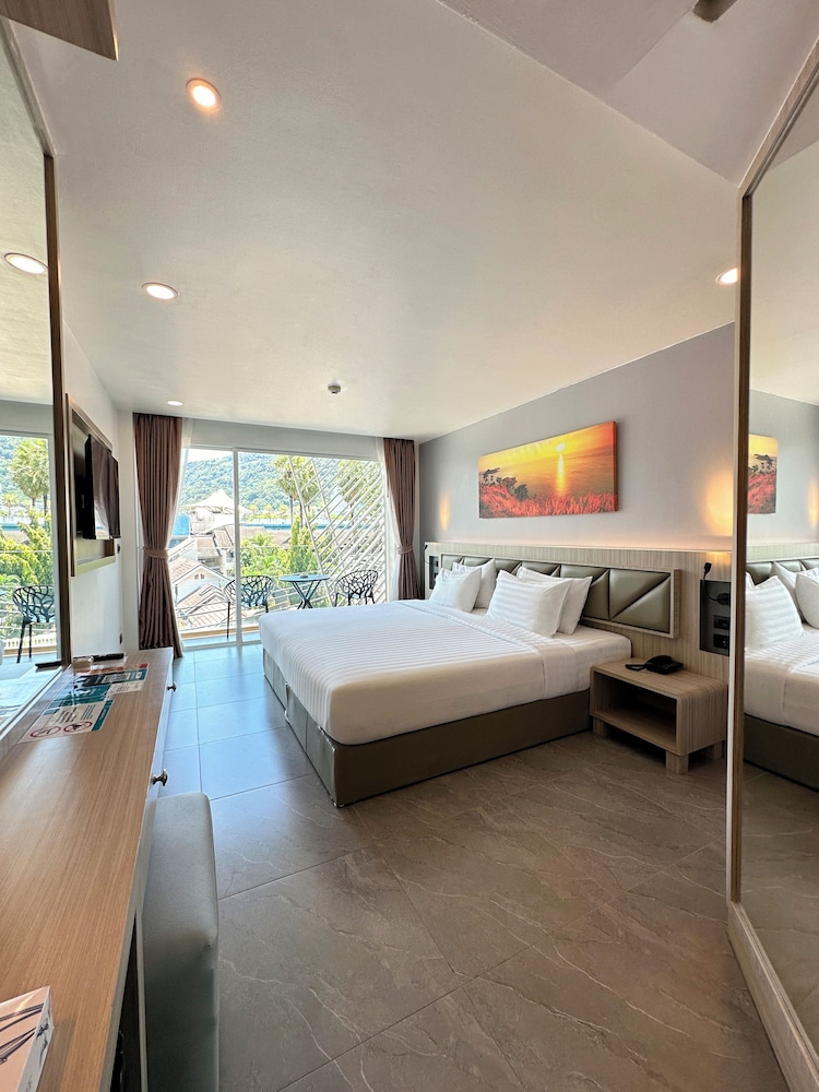 Deluxe King Balcony Mountain View