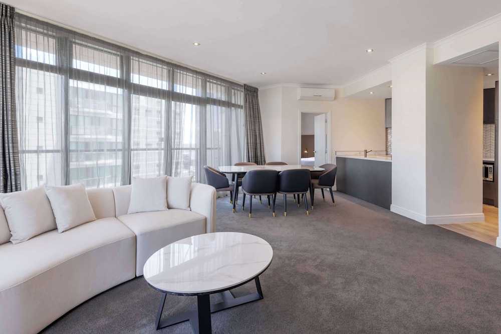 Premier Grand Two Bedroom - Photo 4