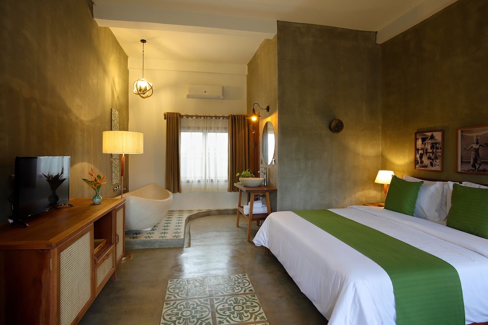 Deluxe Room with Two Double Beds - Photo 16