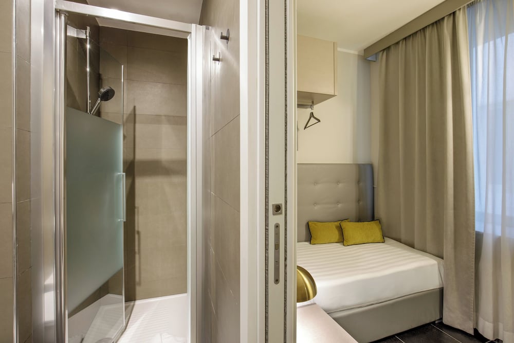 Standard Single Room (Via del Corso 81) (no breakfast) thumbnail 5