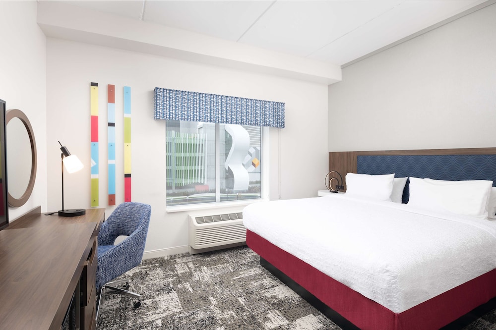 Studio, 1 King Bed, Accessible (Roll-In Shower) - Photo 4
