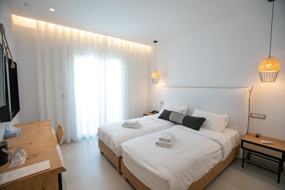 Deluxe Double or Twin Room, Partial Sea View photo 1