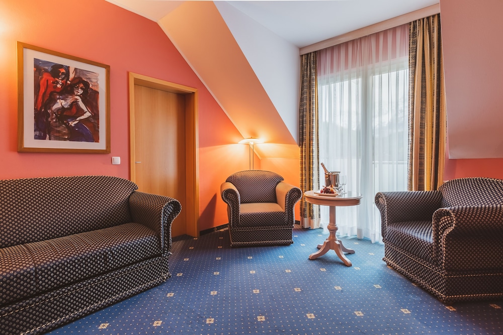 Suite, 1 King Bed, Non Smoking photo 2