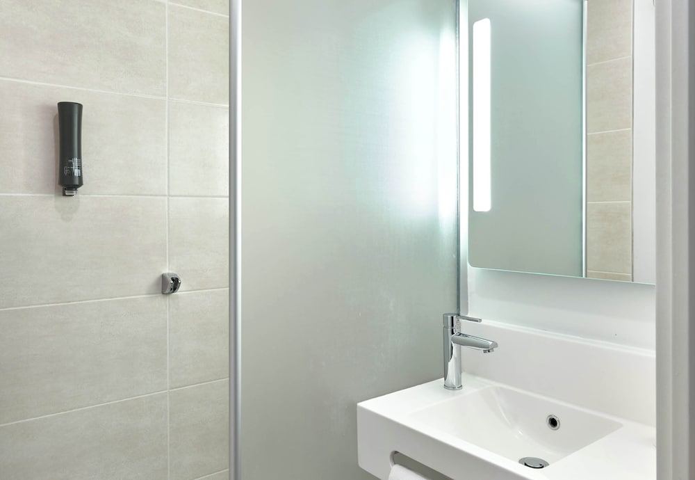 Twin Room - Photo 13
