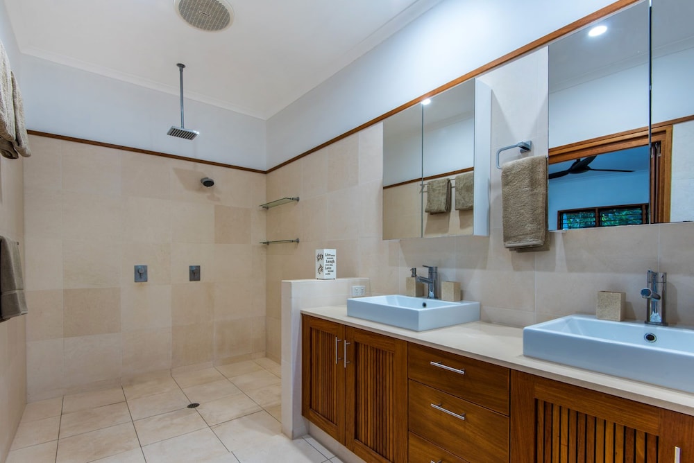 Luxury House photo 2