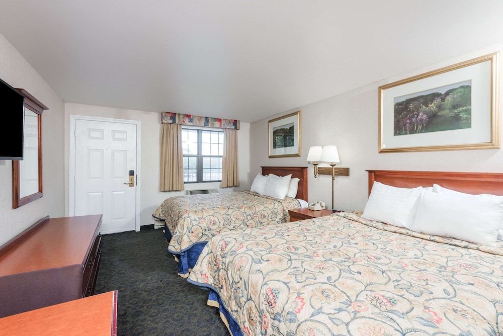 Room, 2 Queen Beds, Smoking - Photo 3