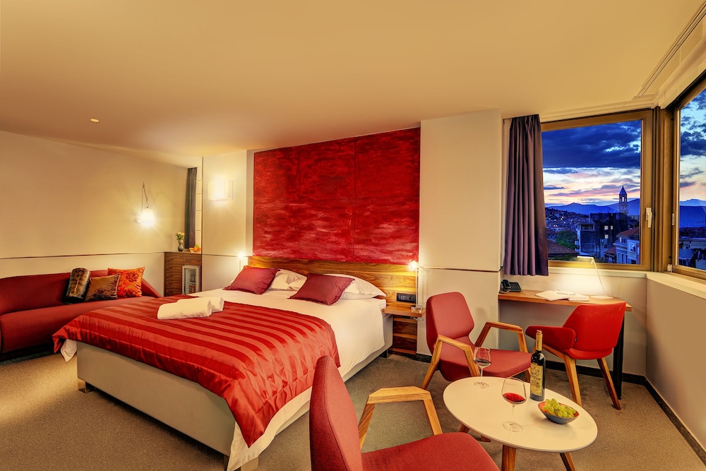 Deluxe Suite,Partial Sea View photo 2