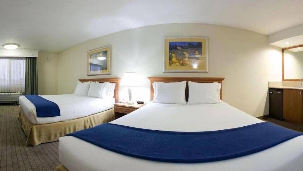 Suite, 1 King Bed, Accessible (Communications) - Photo 4