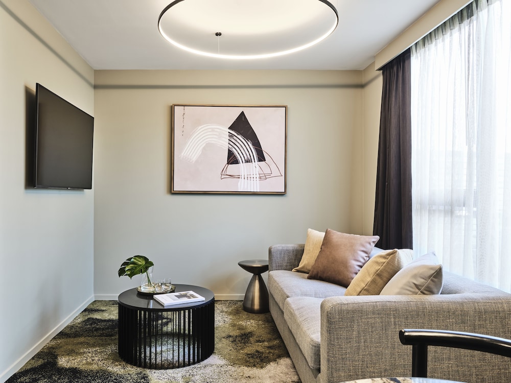 One Bedroom Queen Apartment - Photo 2