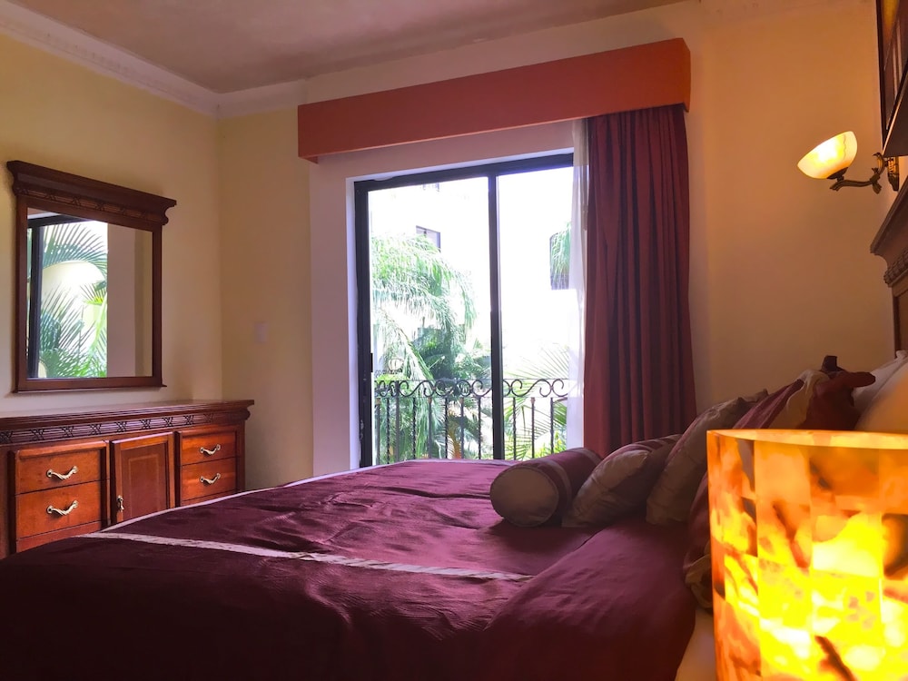 Deluxe Plus, 1 King Bed, Fridge, Bathtub - Photo 2