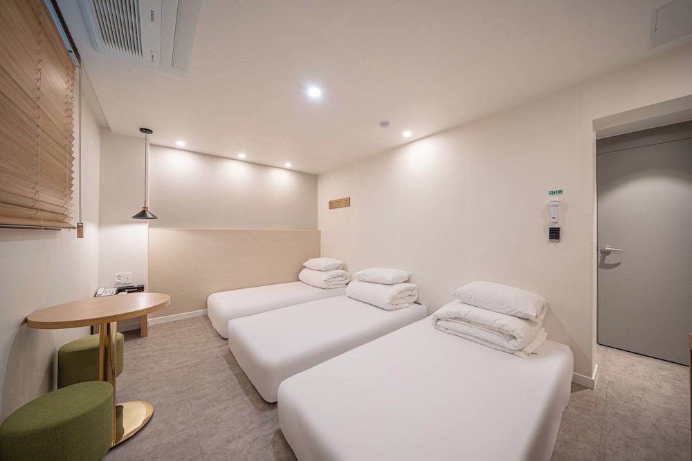 Triple Room, Multiple Beds, Non Smoking, Private Bathroom (셀프 체크인)
