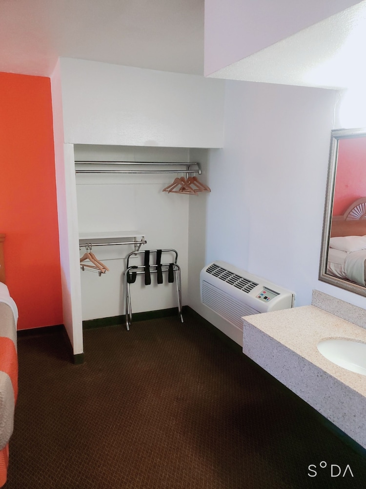 Deluxe Suite, 2 Queen Beds, Non Smoking, Refrigerator & Microwave - Photo 4