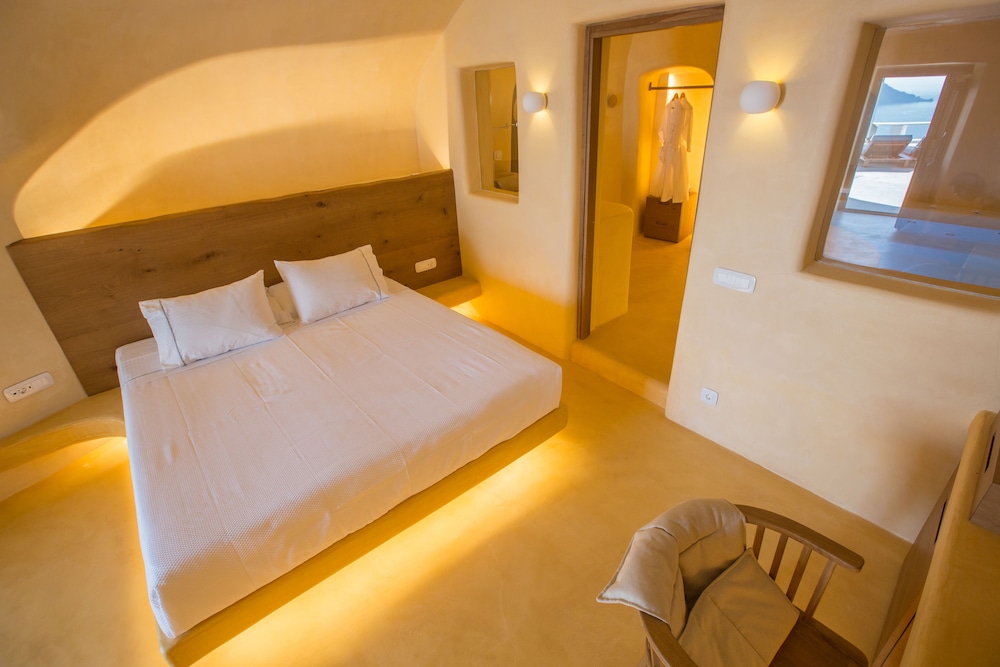 9 Deluxe Cliff Cave Suite (Indoor Massage Pool) - Photo 2