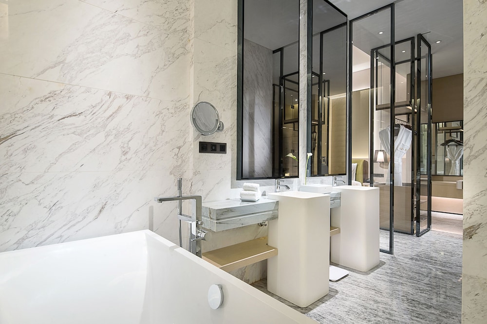 Premium Room, 1 King Bed, Club Lounge Access (Luxury)