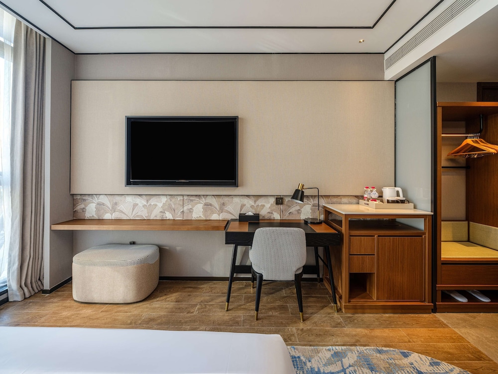 Basic Room, 1 King Bed