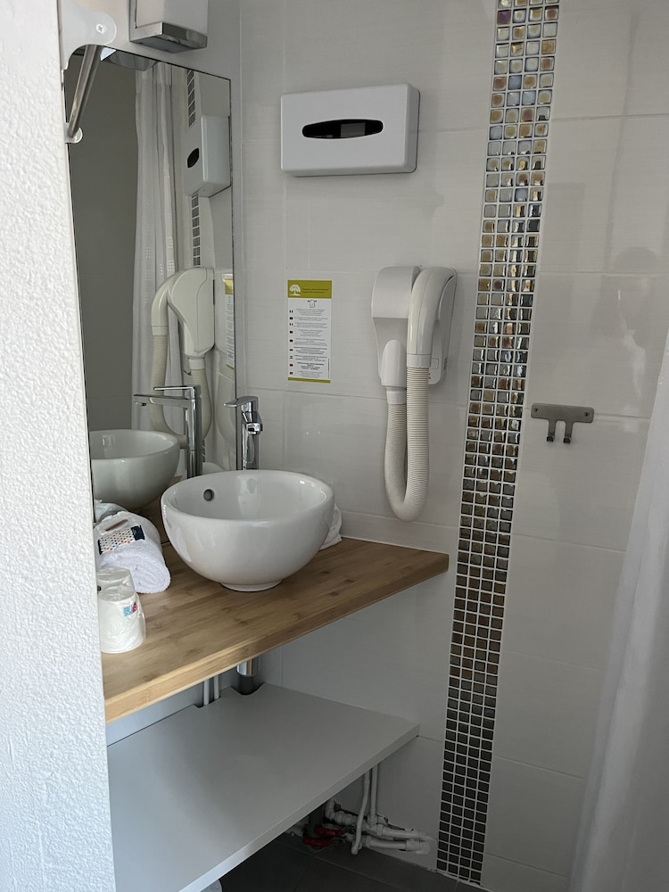 Economy Double Room, Non Smoking, Courtyard View photo 3