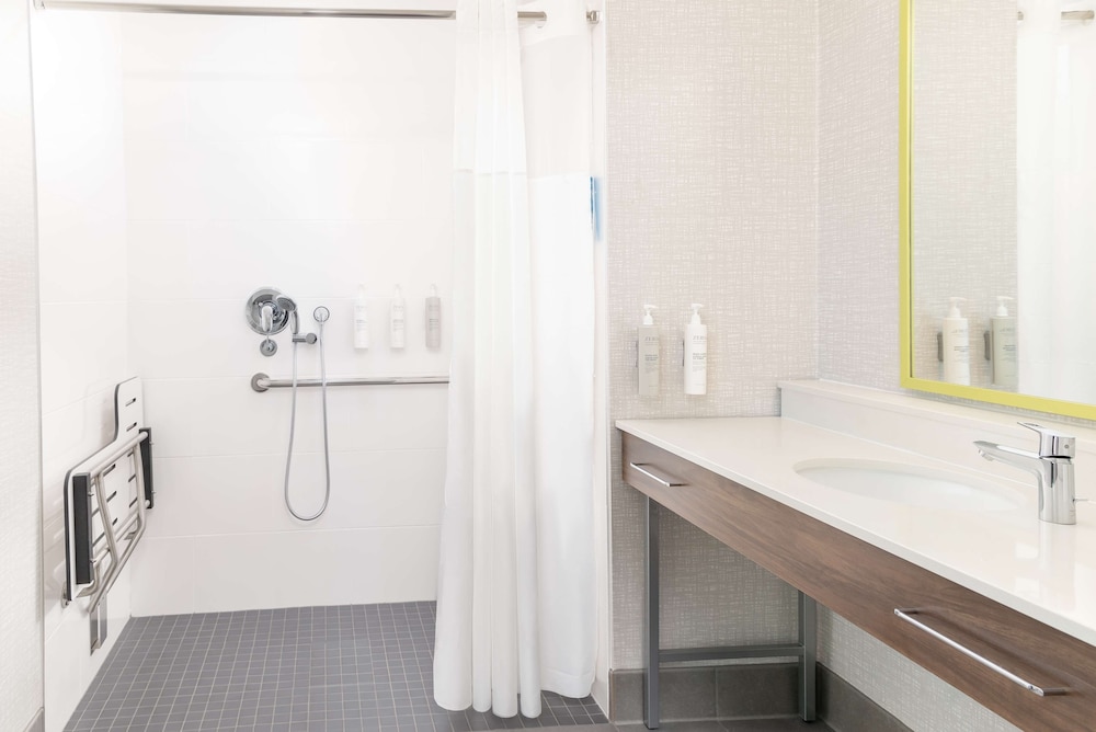 Studio, 1 King Bed, Accessible (Roll-In Shower) - Photo 10