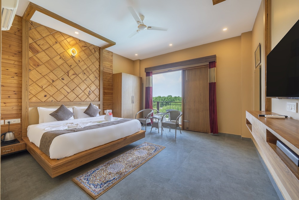 Deluxe Room, Balcony, Pool View