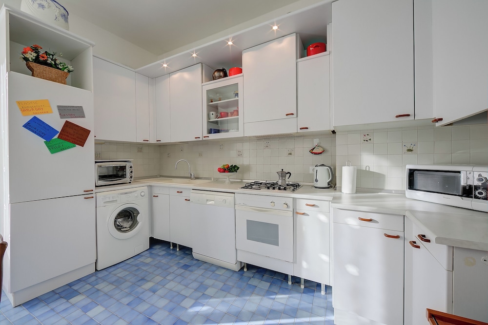 Family Apartment, Multiple Bedrooms, 2 Bathrooms, Sea Facing (Sunrise Apartment Seaview) photo 3