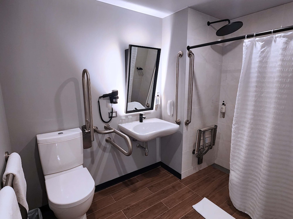 Standard Room, 1 Double Bed, Accessible (Accessible) - Photo 10