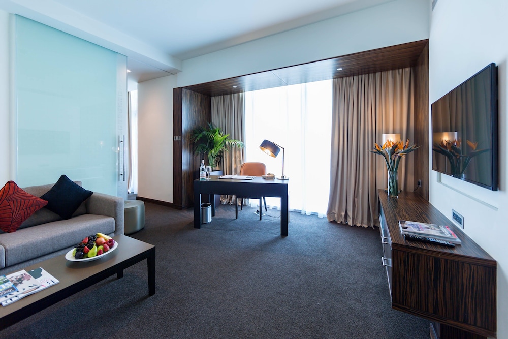 Suite King Bed with Free Shuttle and Access to Riva Beach Club photo 2