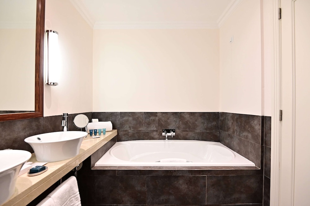 Room, 2 Twin Beds, Patio - Photo 13