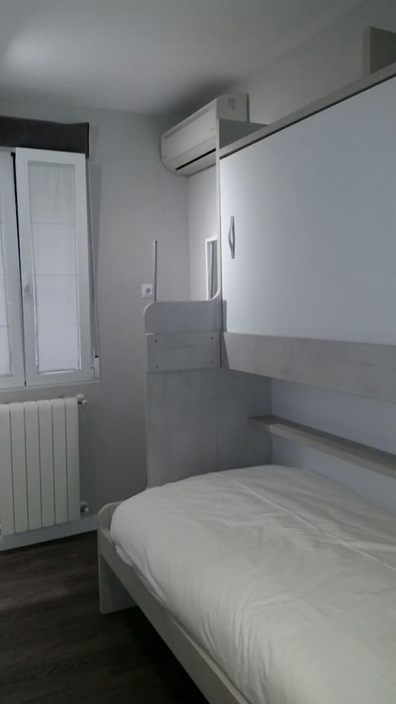 Economy Single Room, Non Smoking, Shared Bathroom photo 3