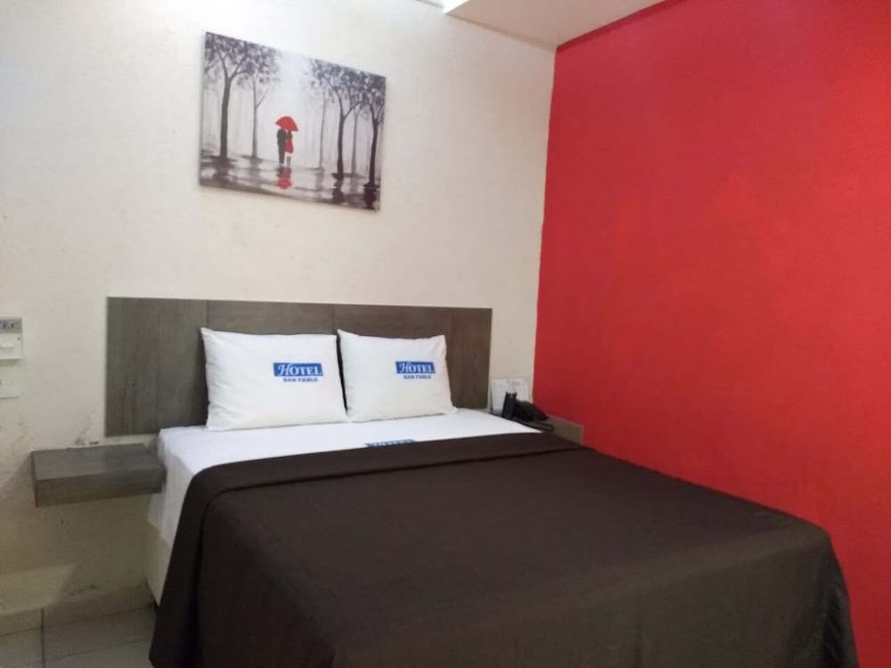 Standard Room, 1 Queen Bed photo 3