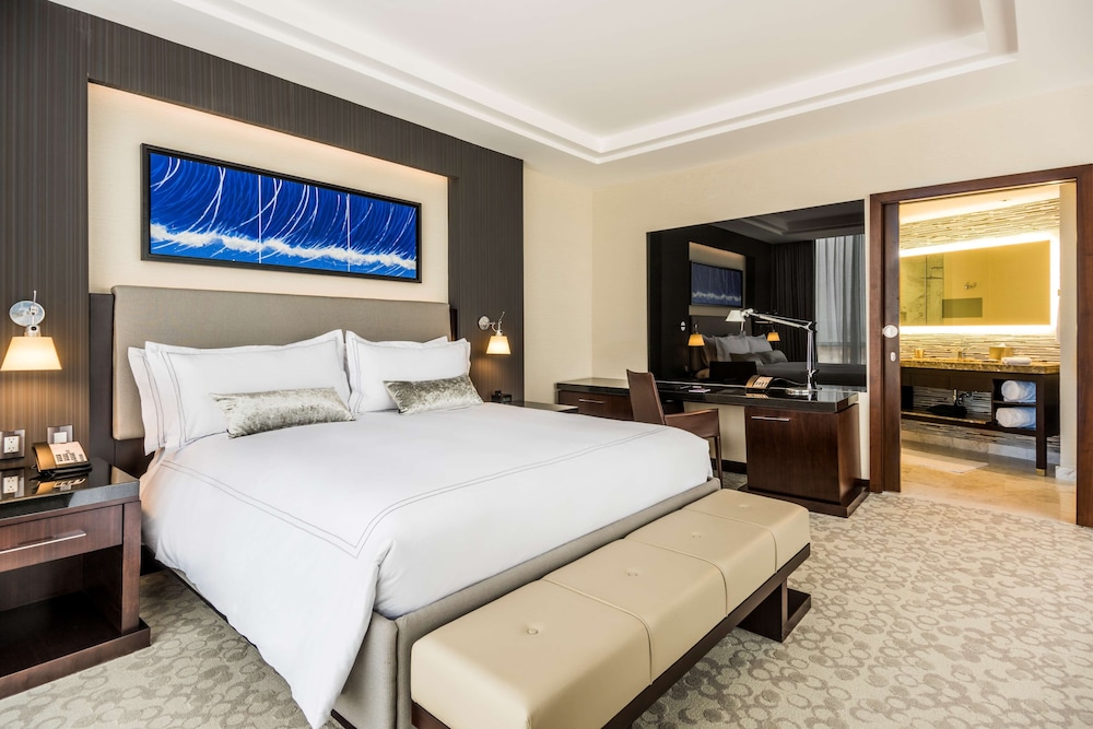 Suite, 1 King Bed photo 3