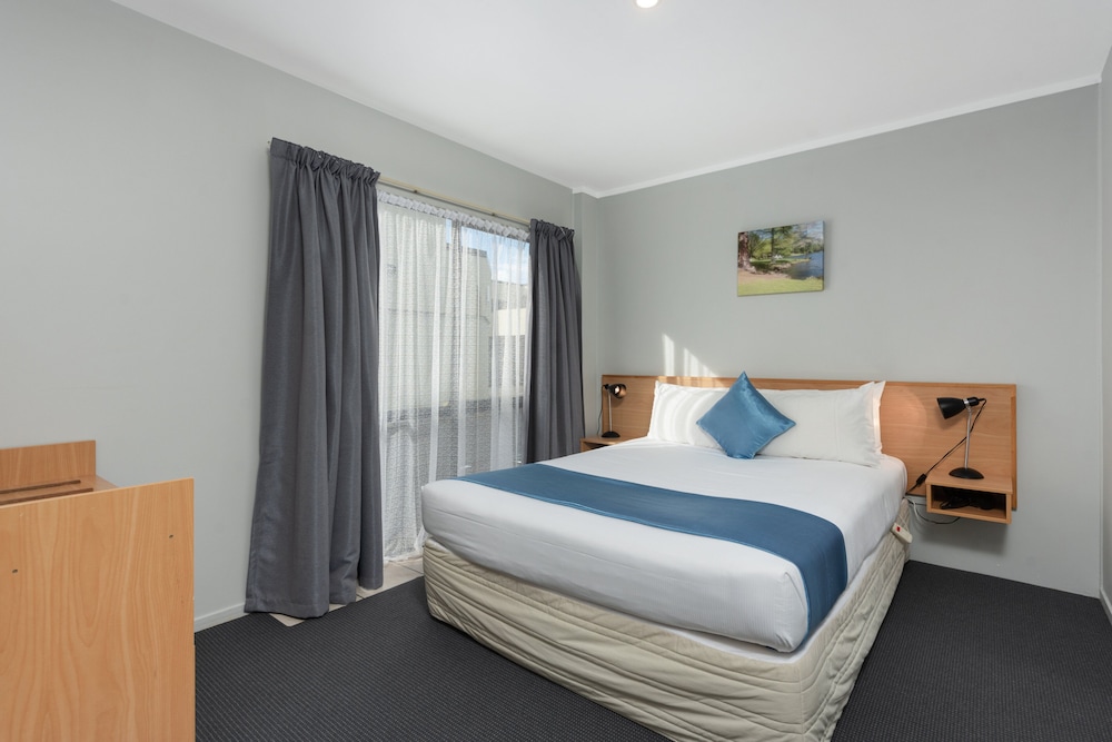 17. Deluxe One Bedroom (Accessible) photo 3