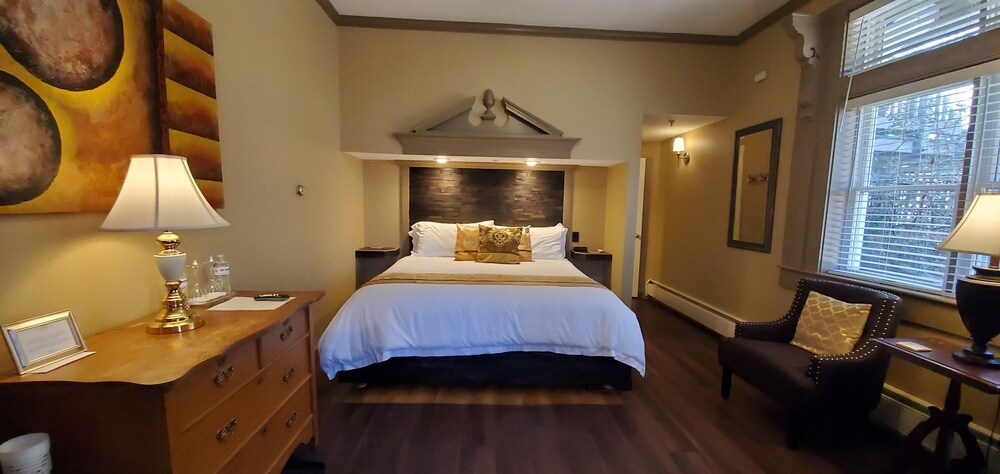 Hidden Garden - 1 King bed