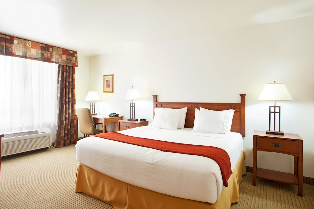 Suite, 1 King Bed with Sofa bed, Corner (Wet Bar) - Photo 3