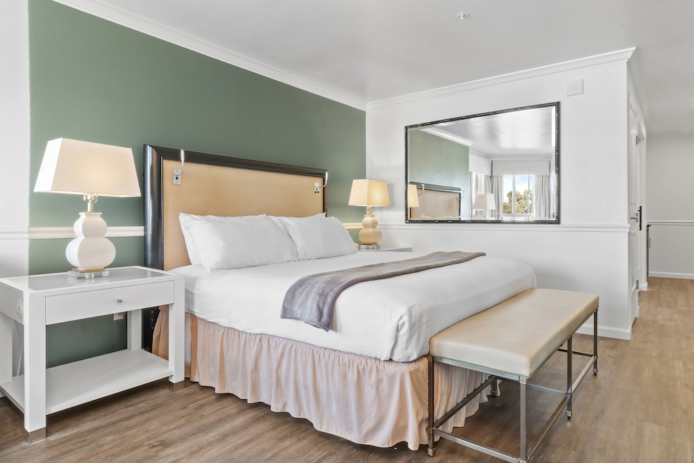 Room, 1 King Bed, Tower - Photo 3