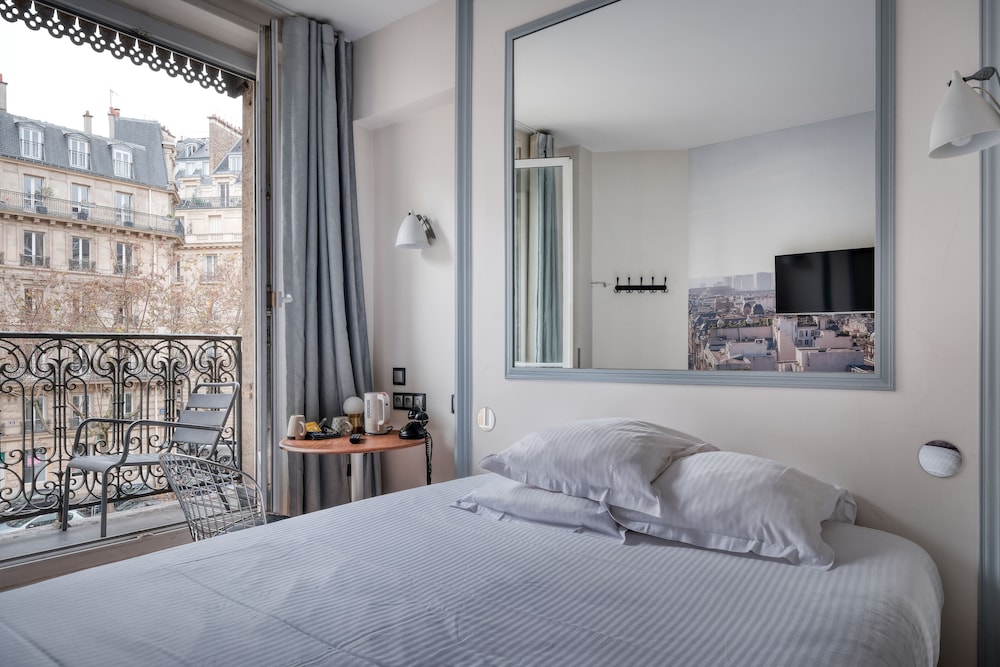 Double room with balcony and arc de triomphe view photo 1