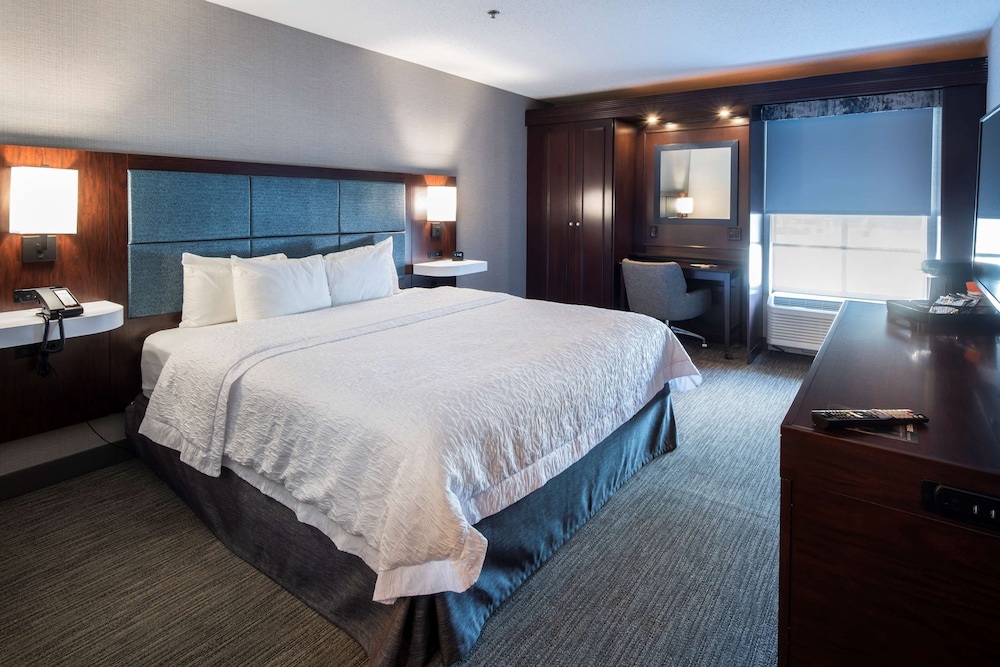 Room, 1 King Bed, Accessible (Hearing) - Photo 2