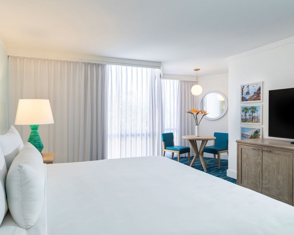 Standard Room, 1 King Bed, Roll-in Shower (Roll-In Shower) photo 2