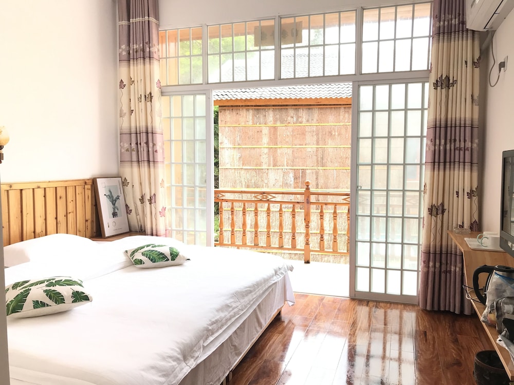 Signature Double Room, Hill View photo 2