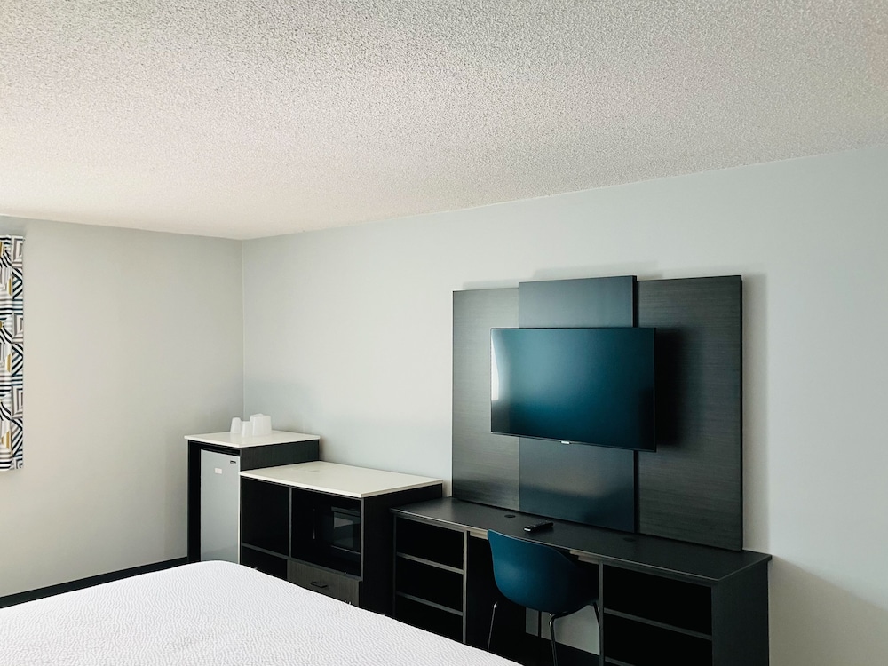 Standard Room, 1 King Bed, Non Smoking, Refrigerator & Microwave - Photo 2