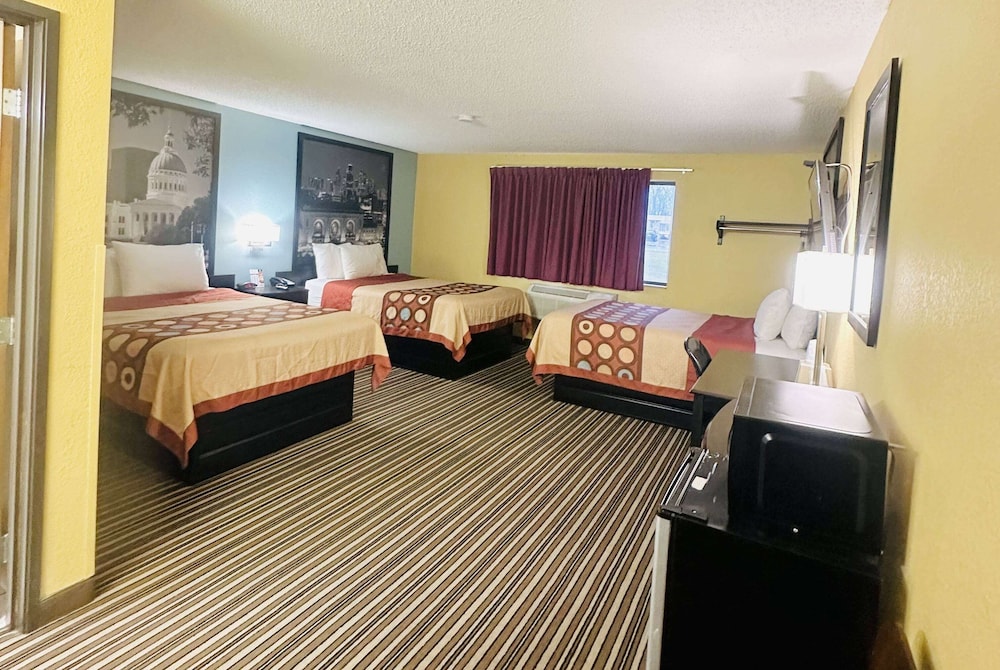 Room, Multiple Beds, Non Smoking (3 Queen Beds) - Photo 1