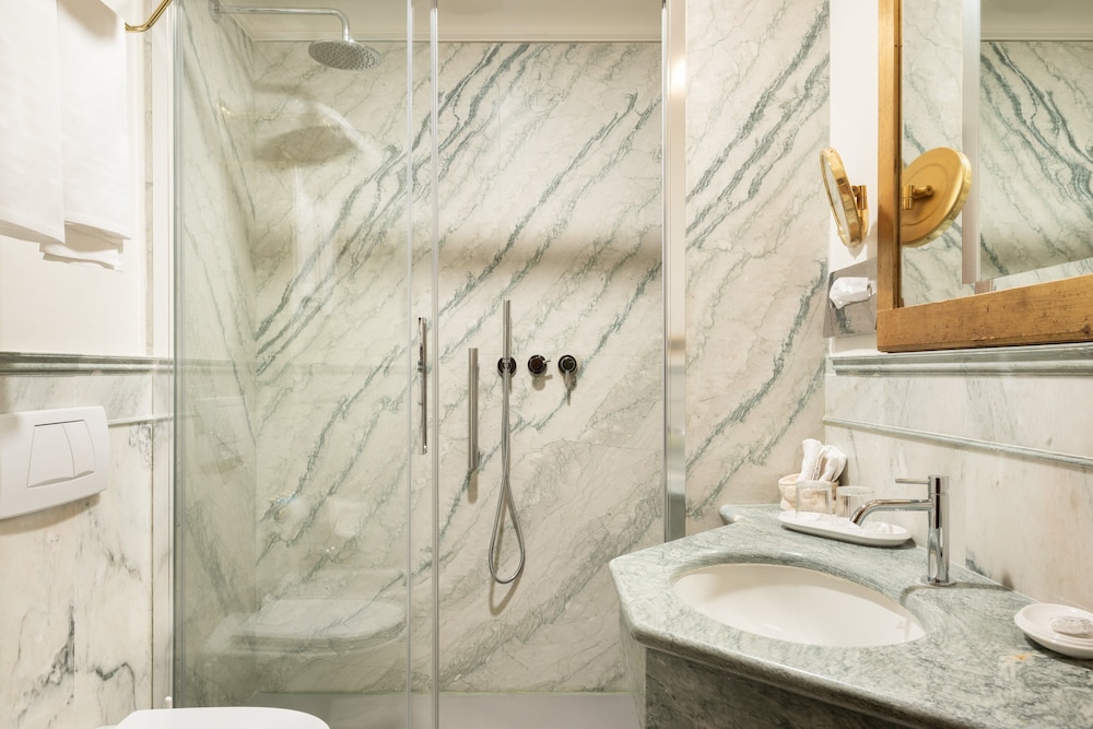 Classic Double or Twin Room - Photo 15