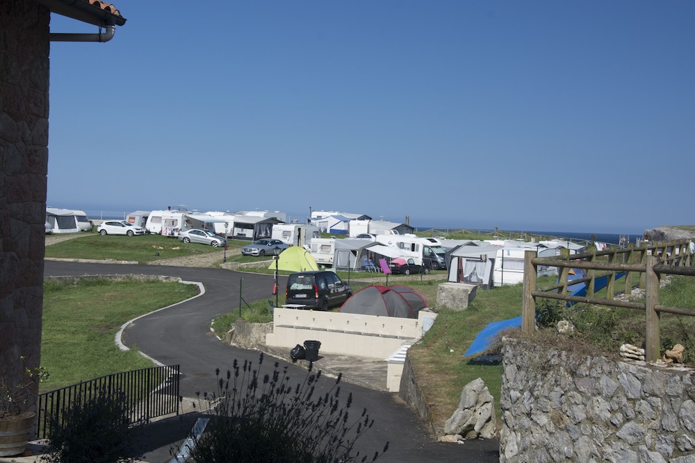 Camping (Parcela. Sin cama. Traer tienda individual)