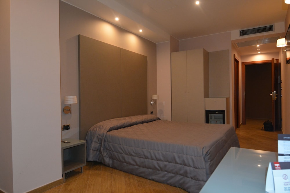 Triple Room thumbnail 6