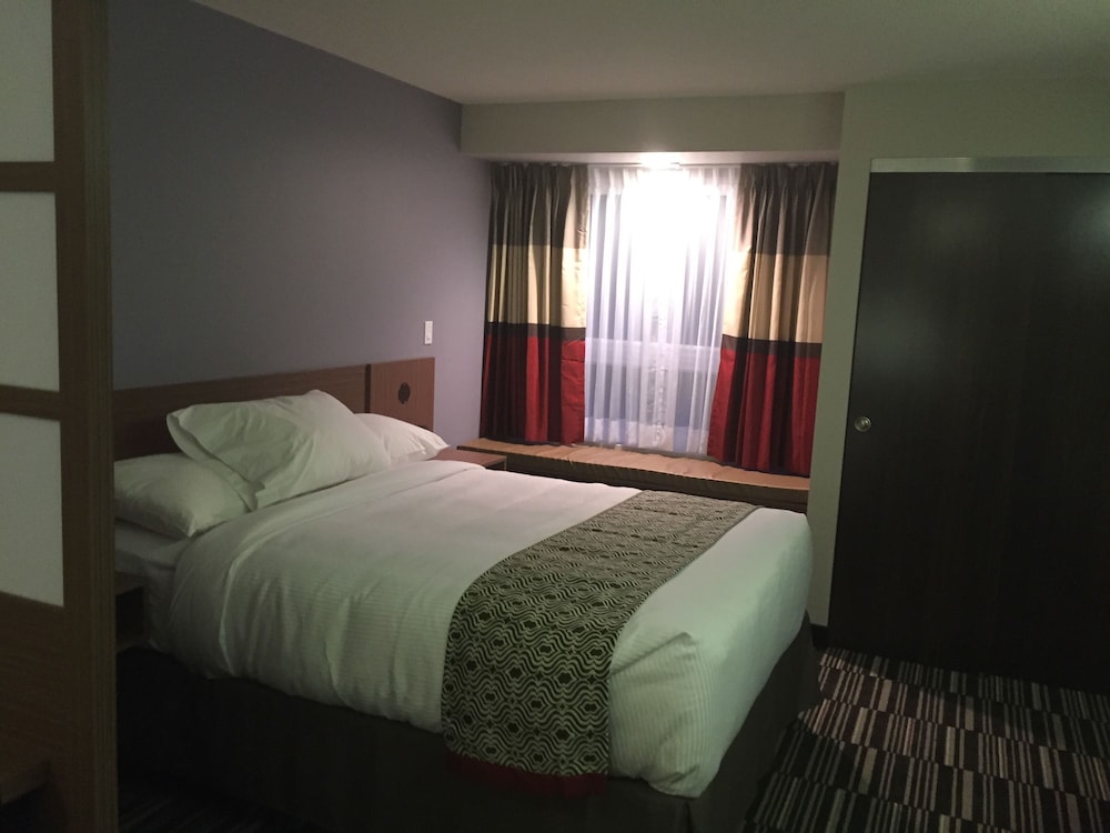 Suite, 1 Queen Bed, Non Smoking photo 3