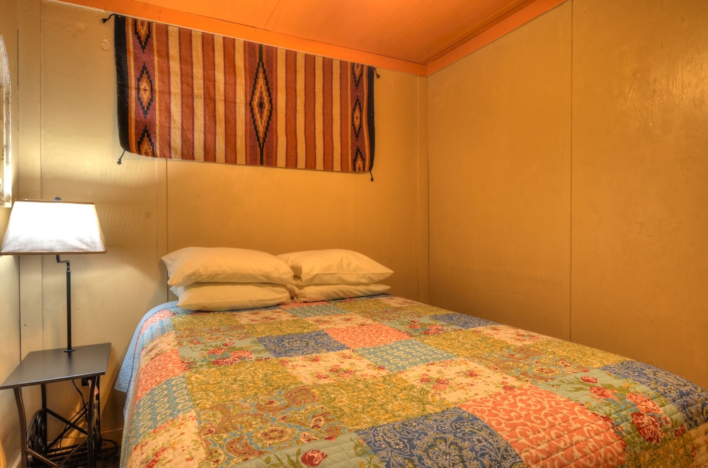Family Cabin, 2 Bedrooms, Jetted Tub, Corner (Mountain Springs) photo 3