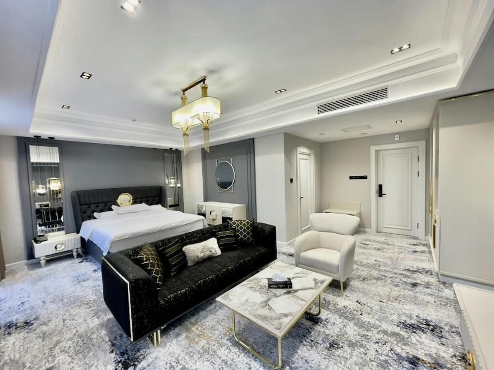 Premium Suite, 1 King Bed, Non Smoking photo 1