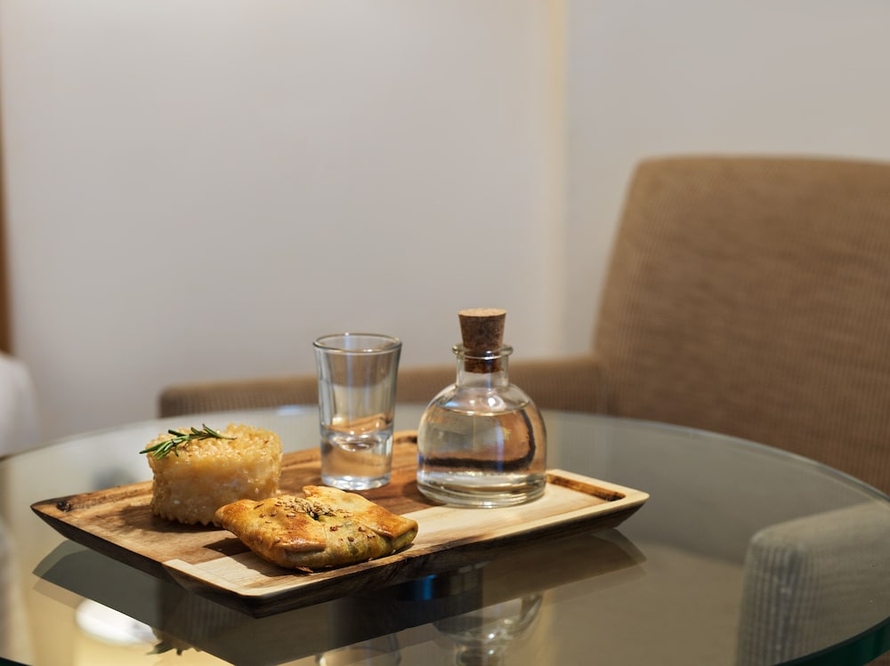 Superior Double or Twin Room, City View (Business) - Photo 10