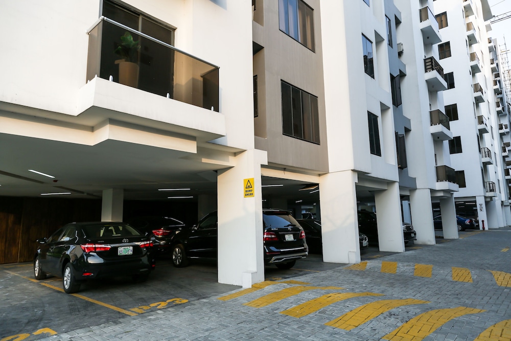 City Apartment, 3 Bedrooms, Private Pool, Lake View photo 2